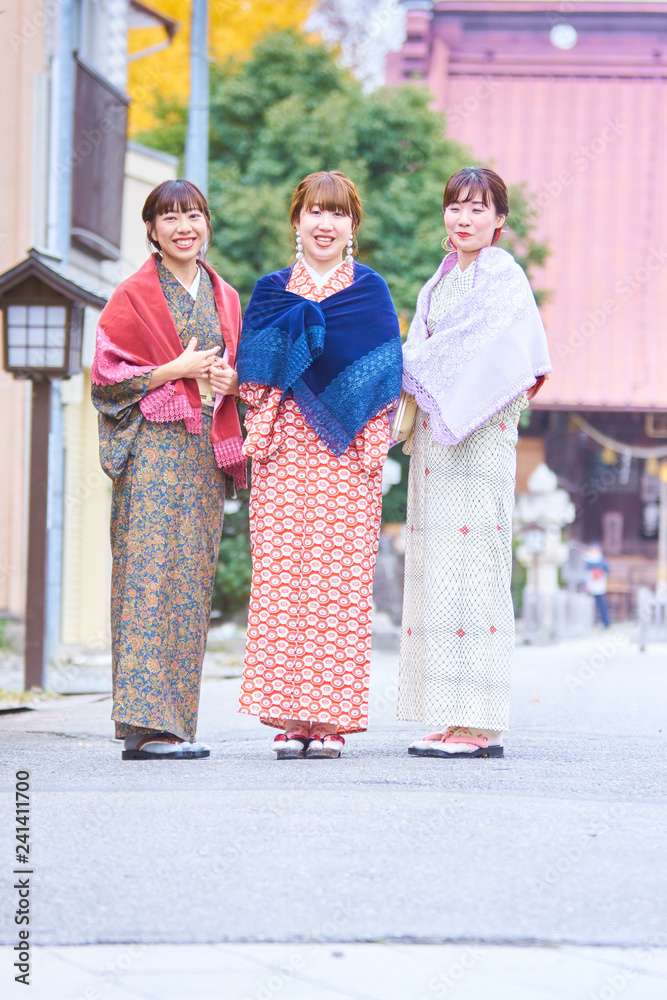 着物で観光する女性　3人