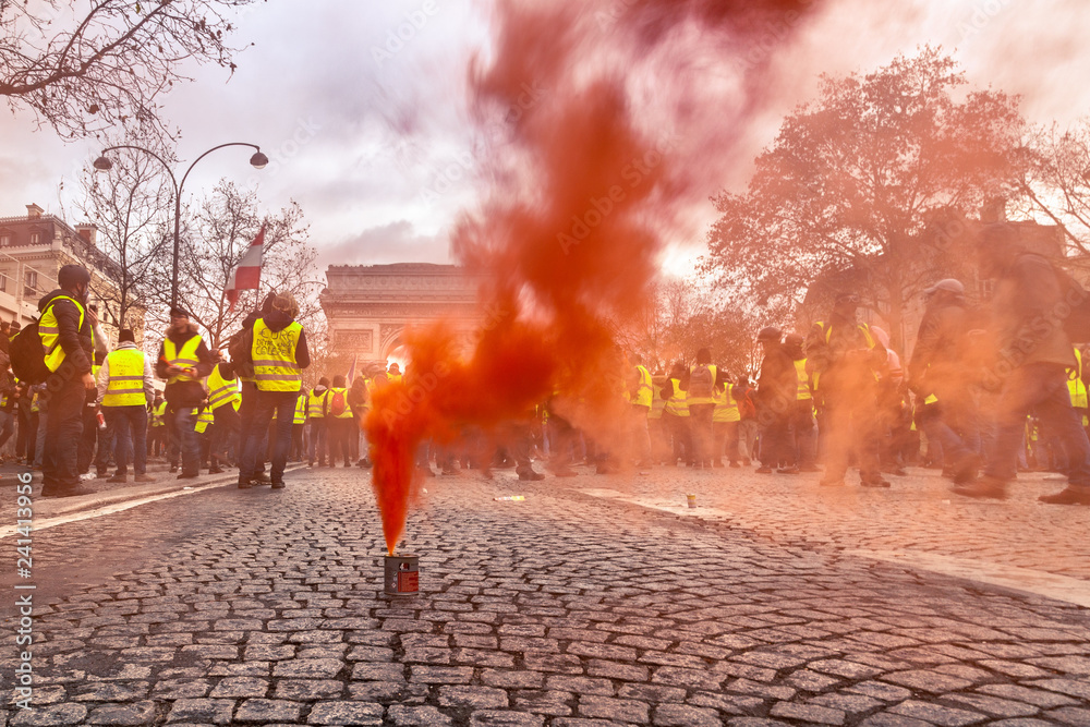 Fumigène et fumée rouge manifestation gilets jaunes Stock Photo | Adobe  Stock