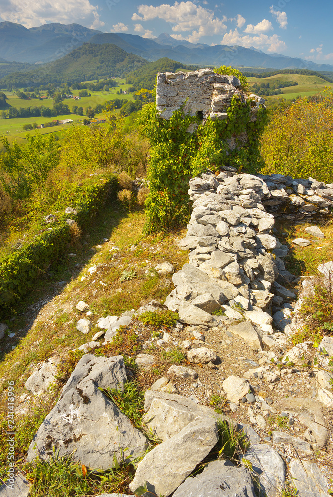 Φωτογραφία View of ruins of the former castel of Montousse with Pyrenees on bacground, Fran