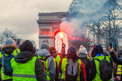Fumigène Arc de Triomphe manifestation gilets jaunes photo