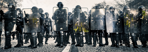 Leinwand Poster Police CRS et Boucliers face aux manifestants