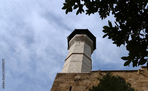 In den Himmel ragendes Minarett der Emir Munzer Moschee photo