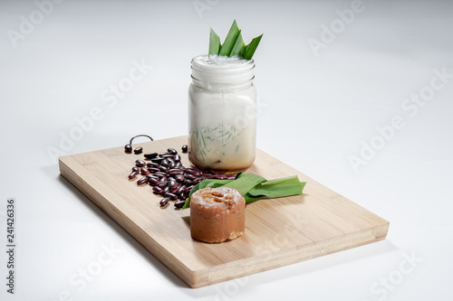 Cendol / Cendol is an iced sweet dessert that contains droplets of worm-like green rice flour jelly, coconut milk and palm sugar syrup. 