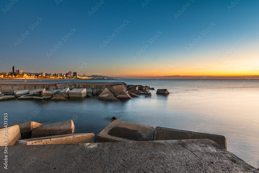 Obraz premium Sunrise on the city beach
