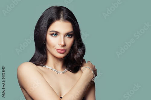 Glamorous woman with luxuri...