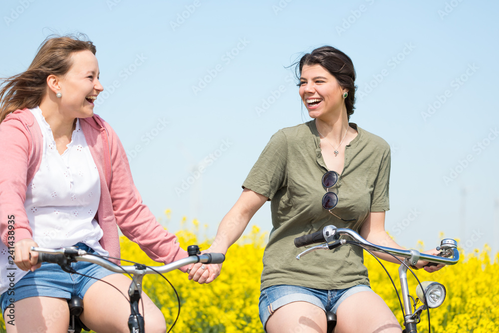 Obraz premium Freundinnen machen eine Radtour