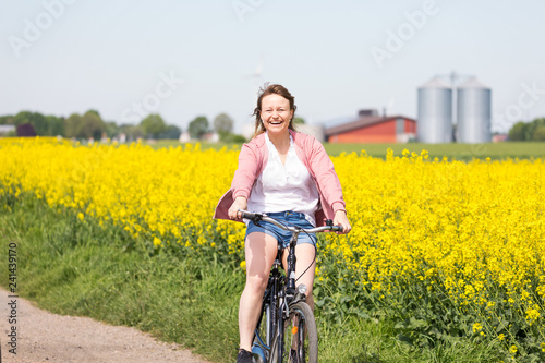 Frau mit Fahrrad © Christian Schwier