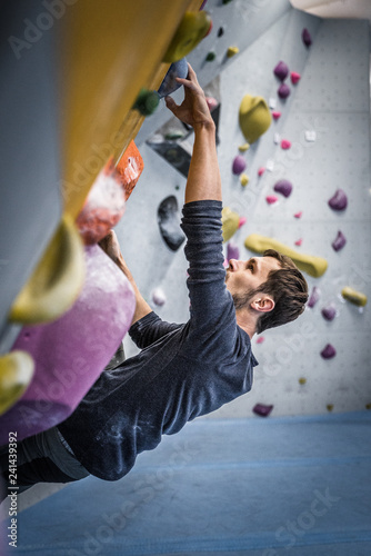 Bouldern in einer Kletterhalle in Bielefeld