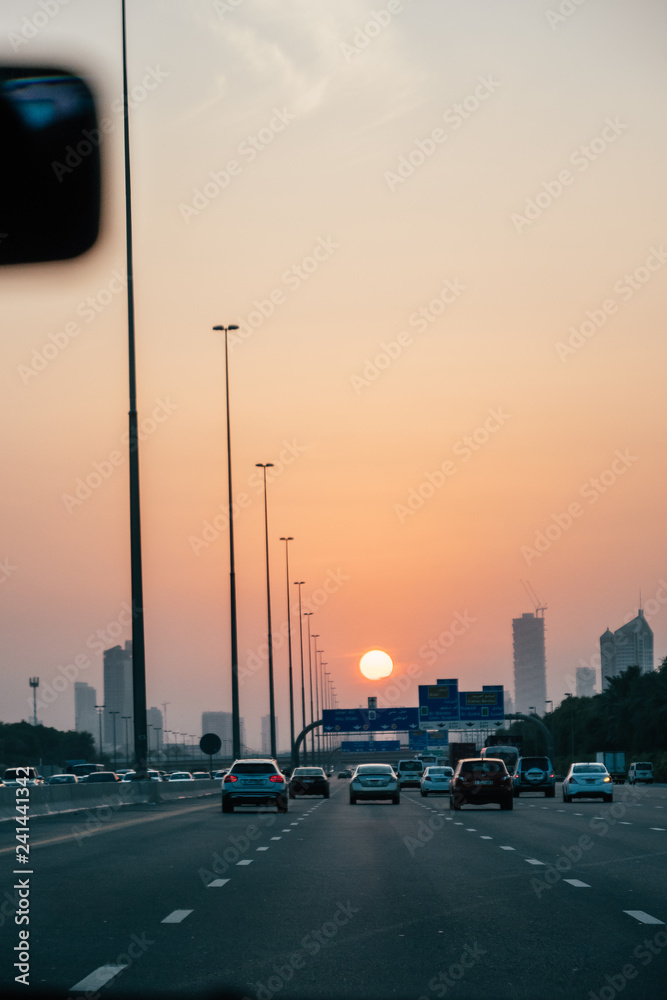 Naklejka premium Sunset on a street in the united arab emirates
