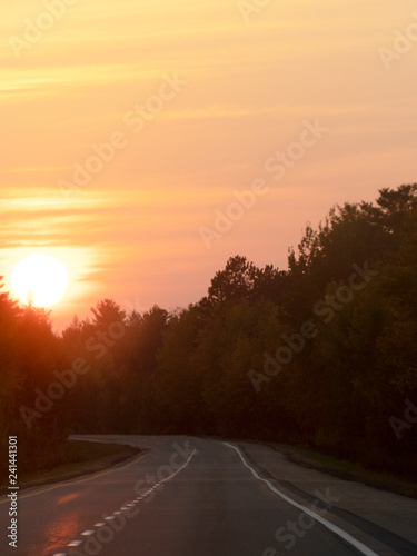 Coucher de soleil sur la route en automne 