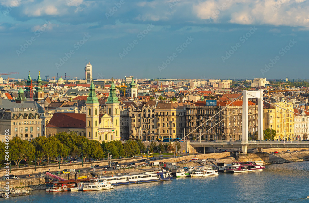 Obraz premium Nice view on Budapest with the Elisabeth Bridge in autumn