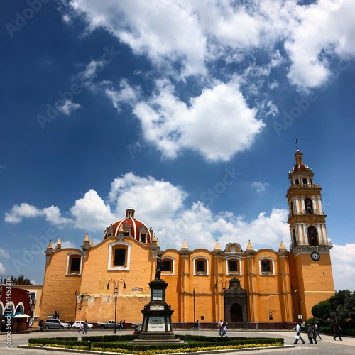 Quadro em tela Vista lateral de la iglesia del centro de Cholula, Puebla, México en una tarde d