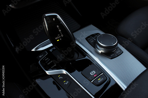 Auto shift gear in mode manual sport © photolia67