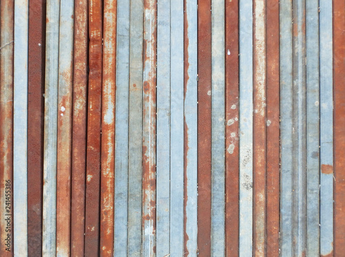 錆びれた四角の鉄パイプ