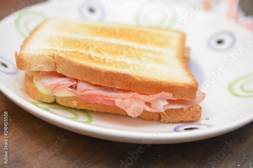 toast con prociutto e formaggio sandwich cibo fast food e per colazione photo