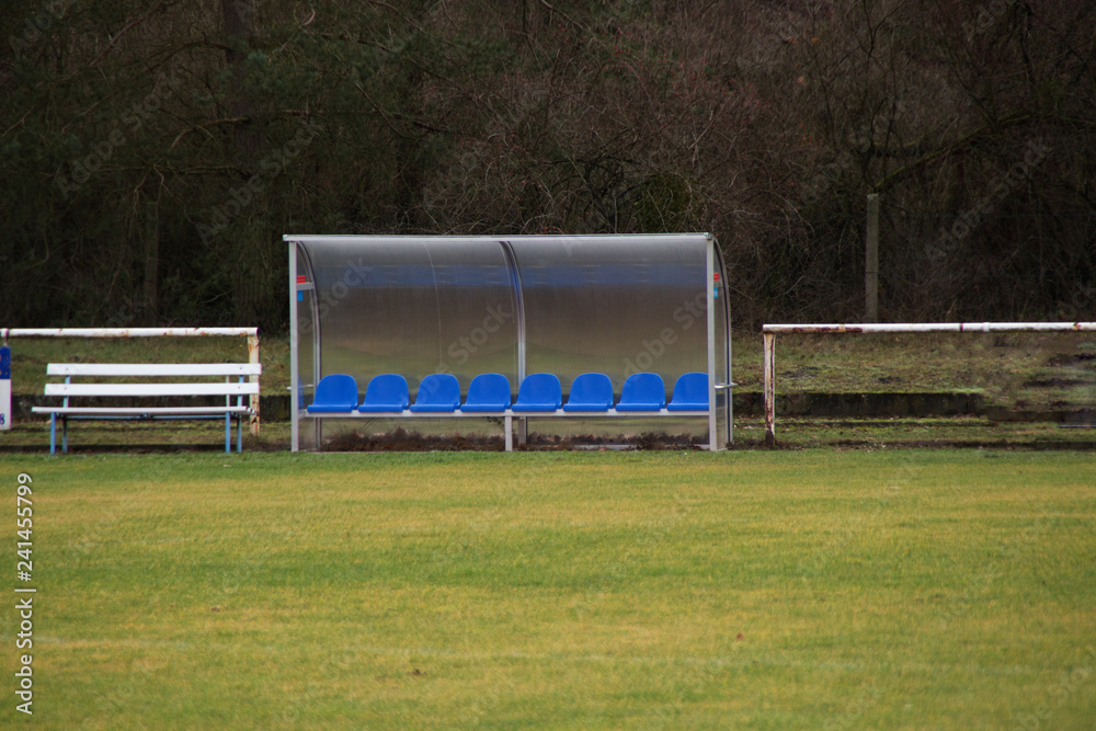 Obraz premium Eine Ersatzbank auf einem Sportplatz
