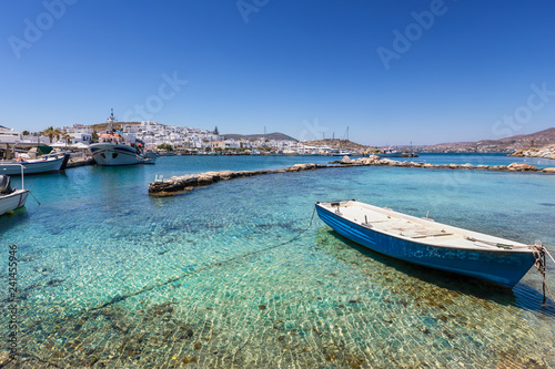 Blick auf den Hafen von Naousa mit smaragdgrünem Meer, einem traditionellem Fischerdorf auf der Insel Paros in Griechenland