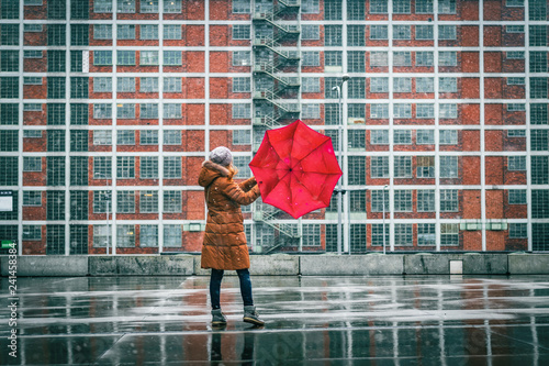 Фотография Woman with red umbrella standing in city during snowing