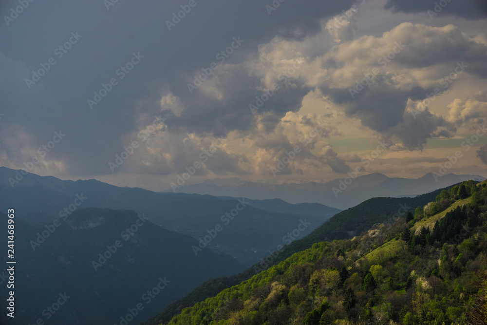 berglandschaft in italien mit sonnenuntergang