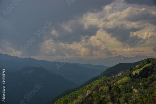 berglandschaft in italien mit sonnenuntergang