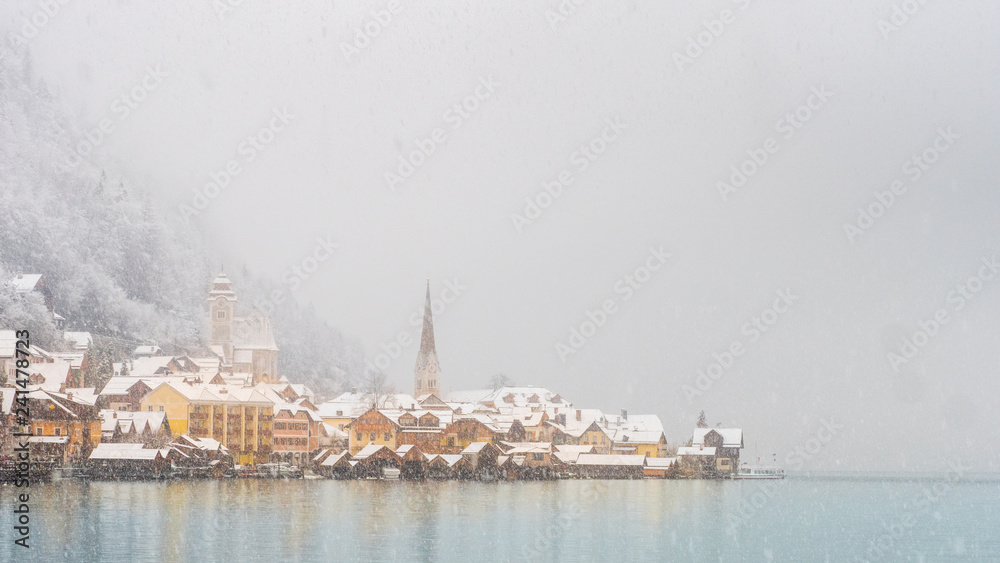 Hallstatt, Salzkammergut, Österreich, bei Schneefall im Winter