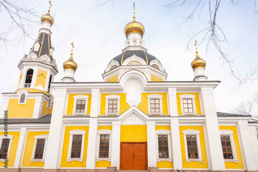 Obraz premium Elegant church building in yellow in winter