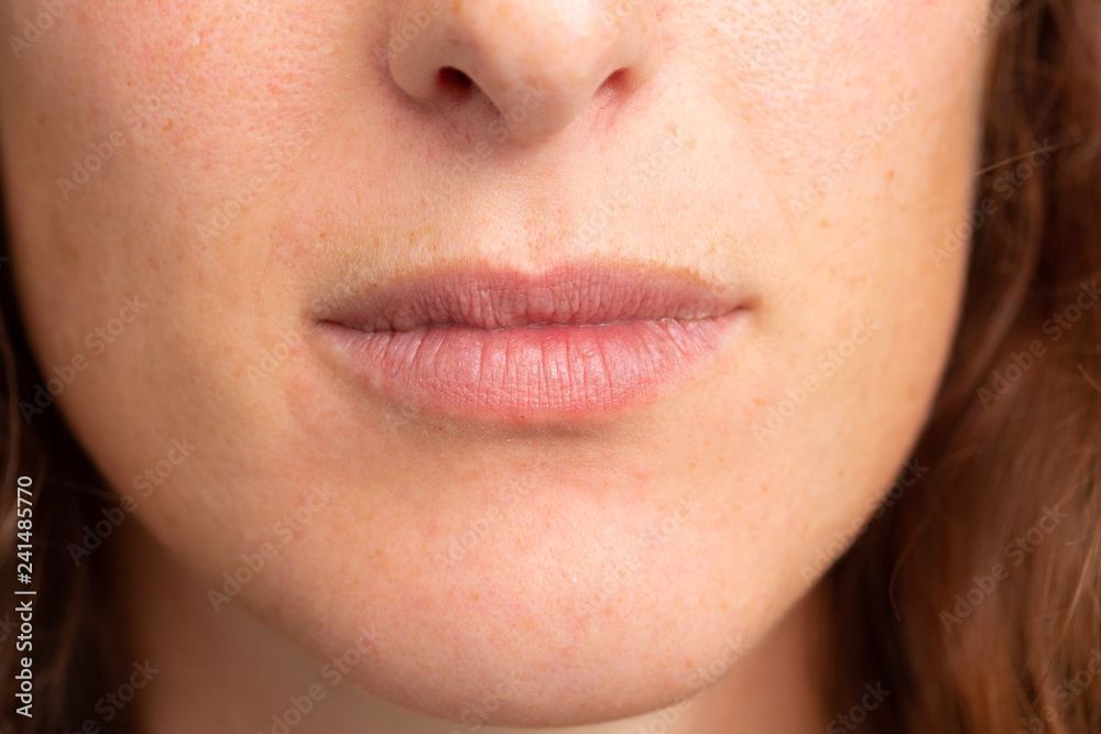 Obraz premium Closeup of a beautiful brunette woman's mouth