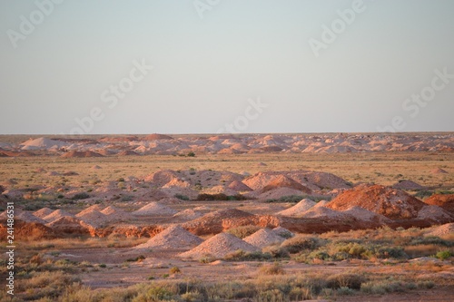 Foto Tailings from deserted mine prospecting in the Australian outback opal mining to