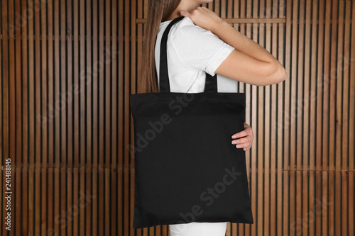 Φωτογραφία Woman with eco bag on wooden background. Mock up for design
