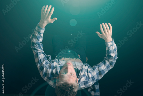 Foto handsome young male levitate in air on dark background b