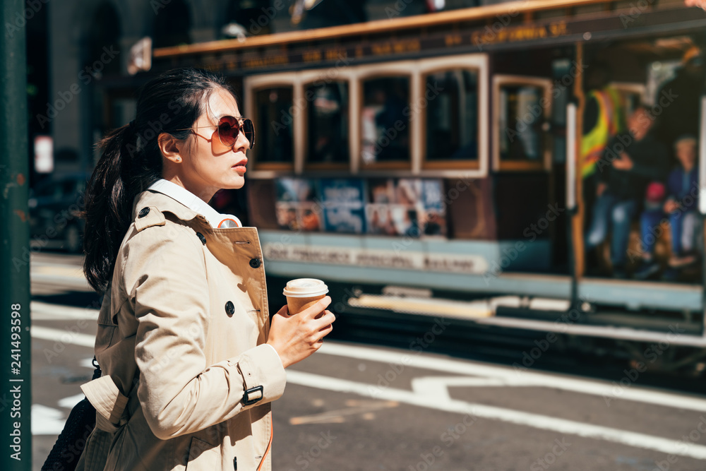 Obraz premium young girl commuter standing on street