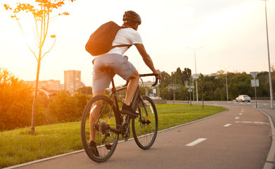 Wandcirkels Fietsen Casual fietser in avondlijk stadsverkeer  © SkyLine