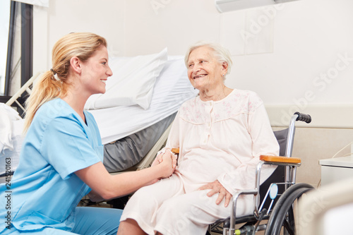 Altenpflegerin betreut Senior Frau im Rollstuhl