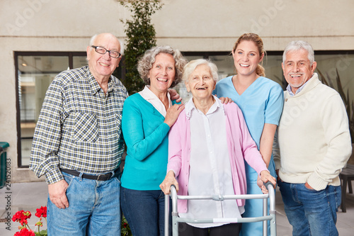 Gruppe Senioren mit Altenpflegerin im Seniorenheim