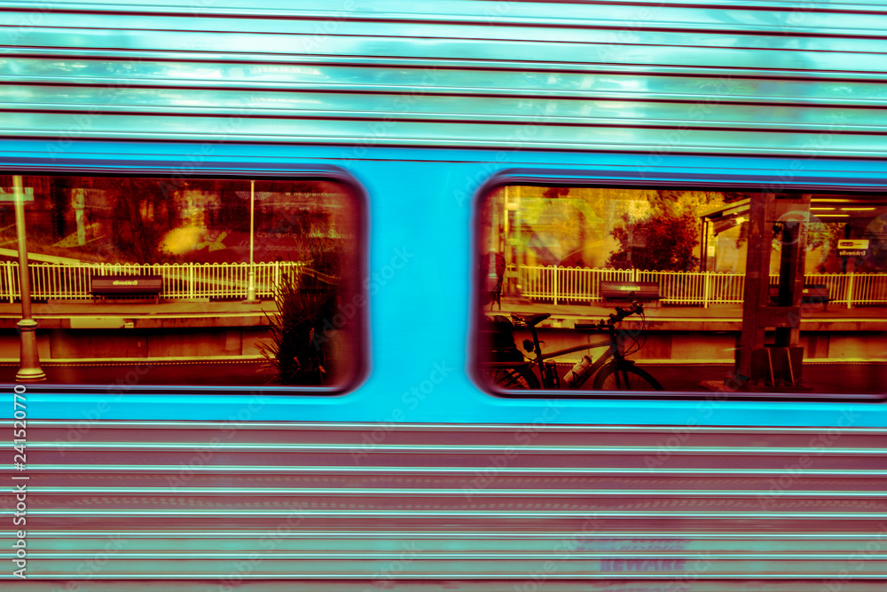 Obraz premium train speeding past station