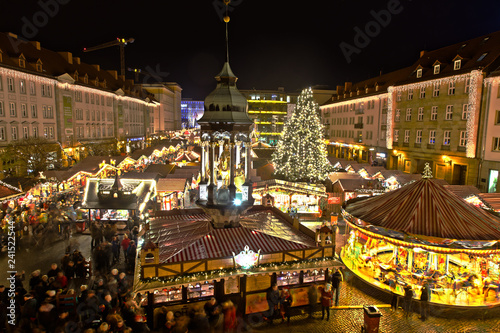 Weihnachtsmarkt in Magdeburg, Deutschland, auf dem Alten Markt, Tradition in Deutschland mit Weihnachtsbaum, Goldener Reiter und zahlreichen Buden und Besuchern