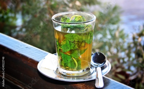 Té moruno con hierba buena en restaurante de Marrakech, Marruecos. photo