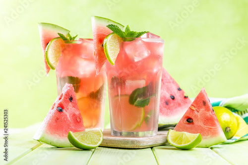 Obraz na plátně Watermelon lemonade with lime and mint, wood background, copy space