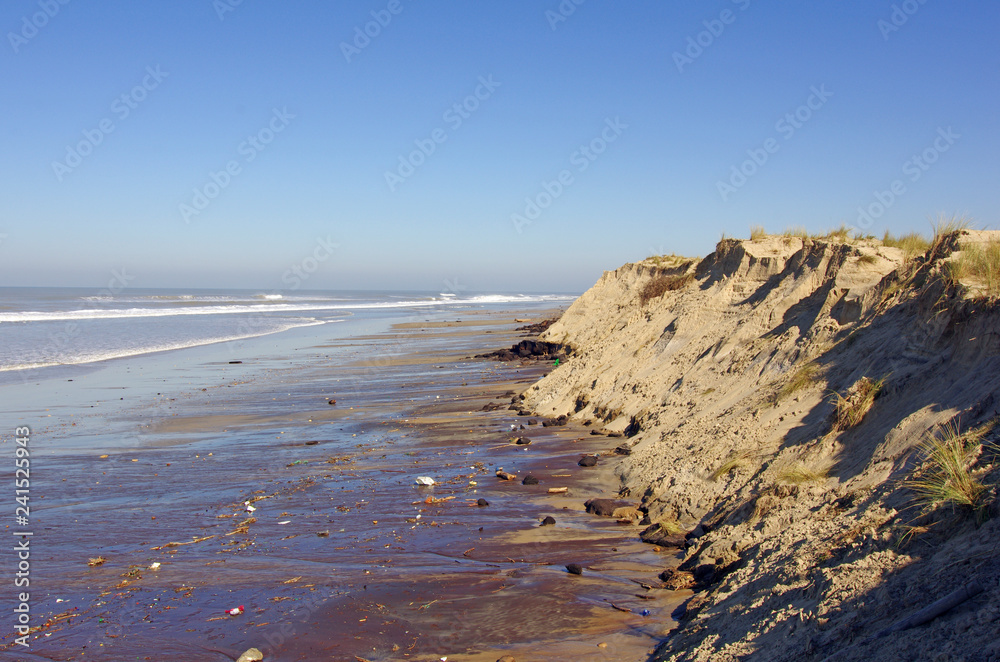Côte Atlantique. Erosion de la dune côtière aquitaine suite aux tempêtes et aux grandes marées