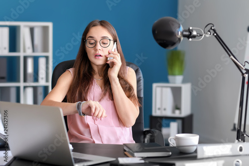 Stressed businesswoman tryi...
