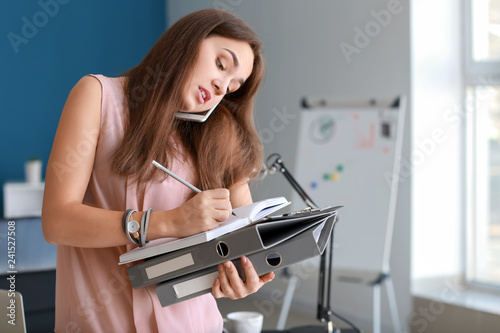 Young businesswoman trying ...