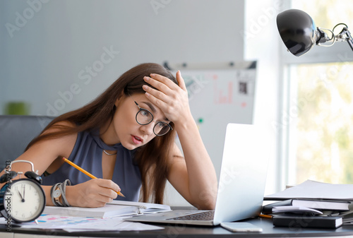 Stressed businesswoman tryi...
