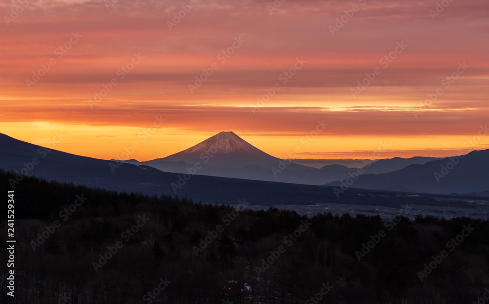 霧ヶ峰高原から夜明けの富士山と朝焼け