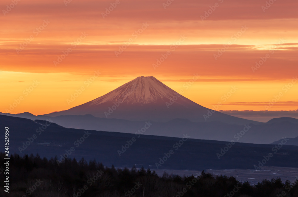 霧ヶ峰高原から夜明けの富士山と朝焼け