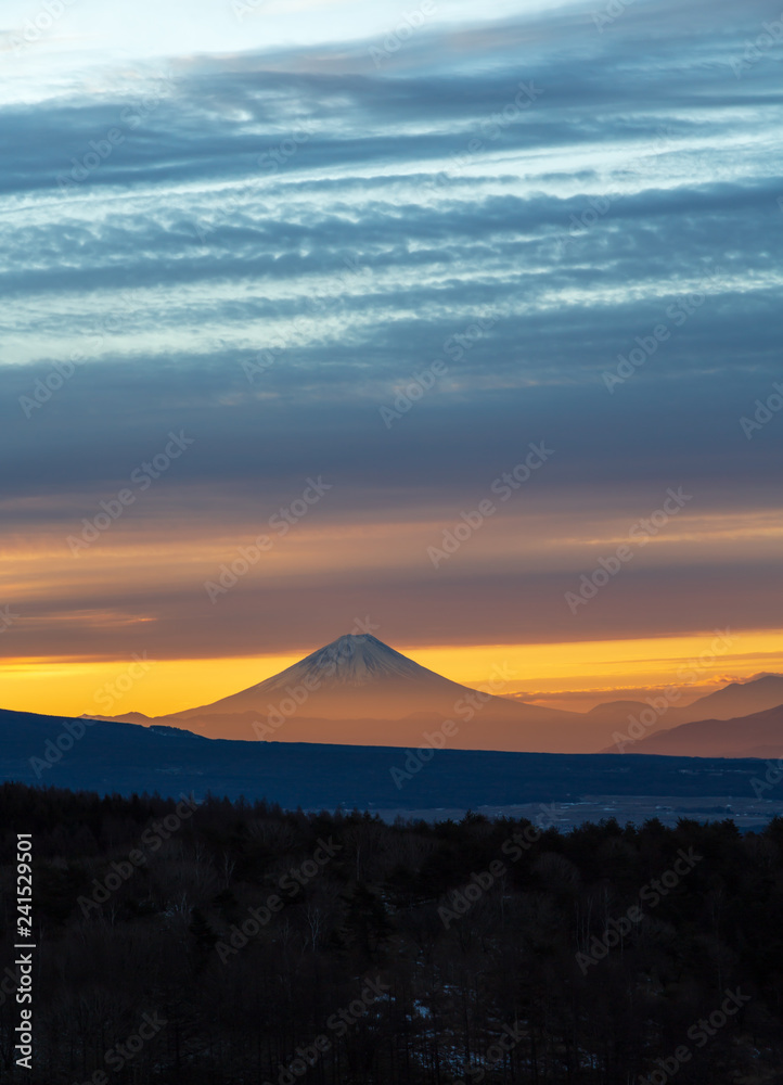 霧ヶ峰高原から夜明けの富士山と朝焼け
