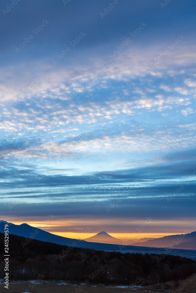 霧ヶ峰高原から夜明けの富士山と朝焼け