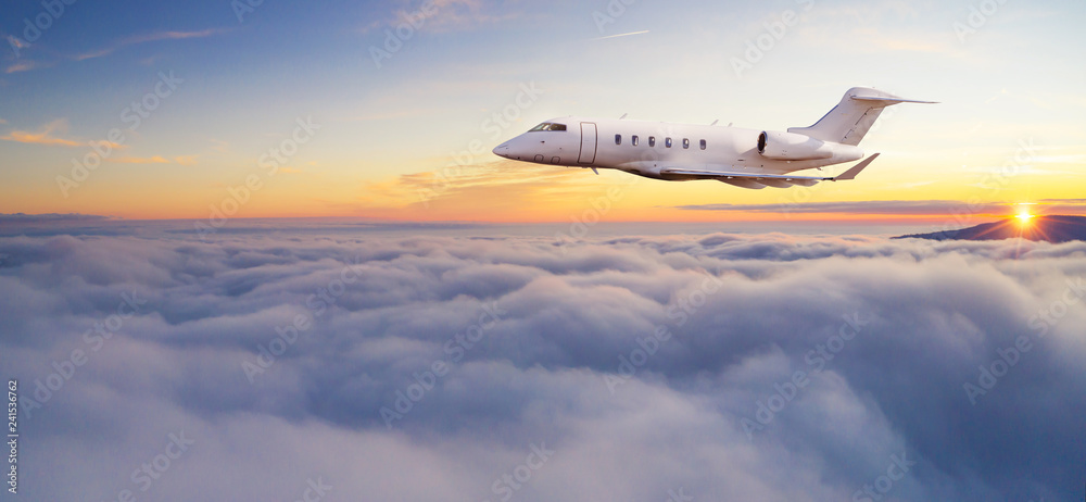 Fototapeta premium Luksusowy prywatny odrzutowiec latający nad chmurami.