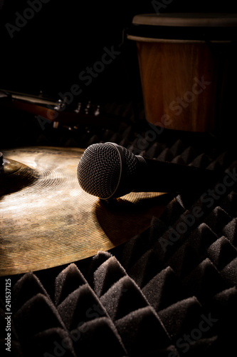 Instrumenty muzyczne i mikrofon. photo