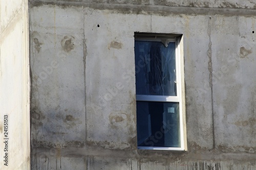 IMMEUBLE EN CONSTRUCTION - MATERIAU BETON - AVEC FENETRES