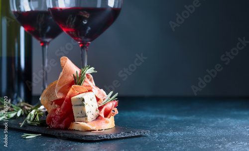 Fototapeta Naklejka Na Ścianę i Meble -  Sandwich with prosciutto, blue cheese and rosemary .